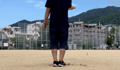モルックを下から投げる動作
